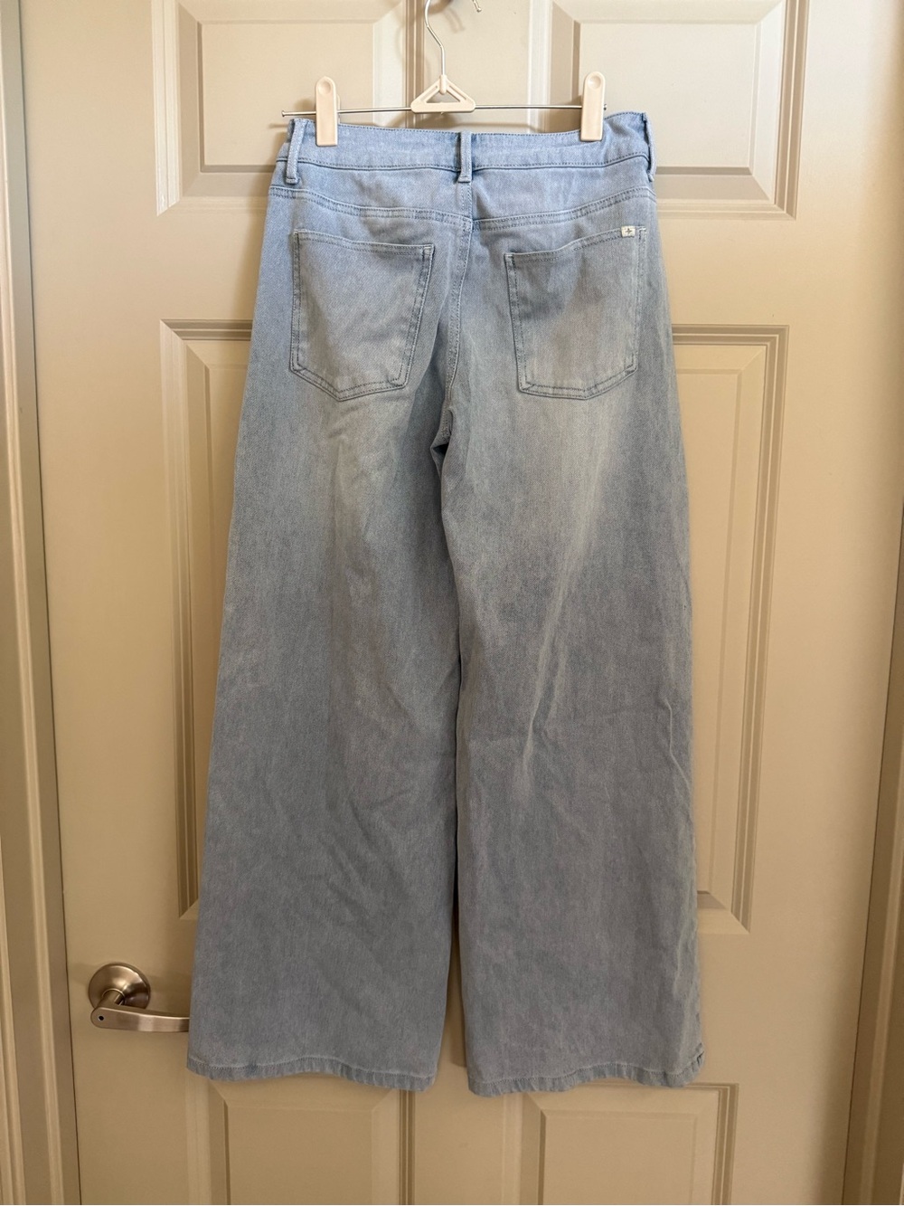 BUNDLE TWO HALARA Two-Tone Wide Leg Jeans in Light and Medium Blue - Picture 6 of 7